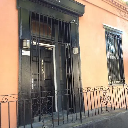 Hostel The Garden District House *