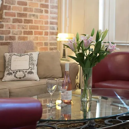 1 Bedroom In Nth Rampart St, Apartment *