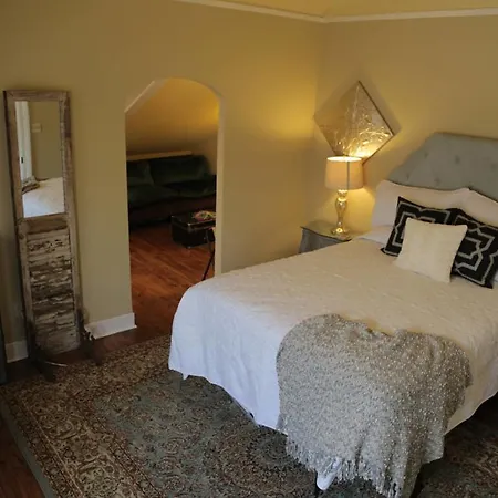 Apartment 1 Bedroom On Ursulines Av., *