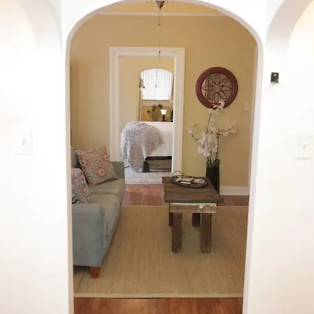Apartment 1 Bedroom On Ursulines Av.,