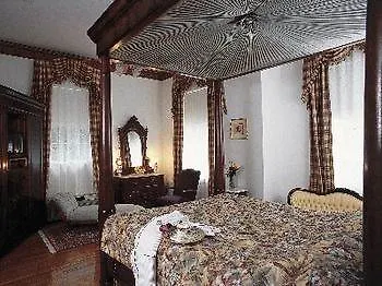 Hubbard Mansion 3*