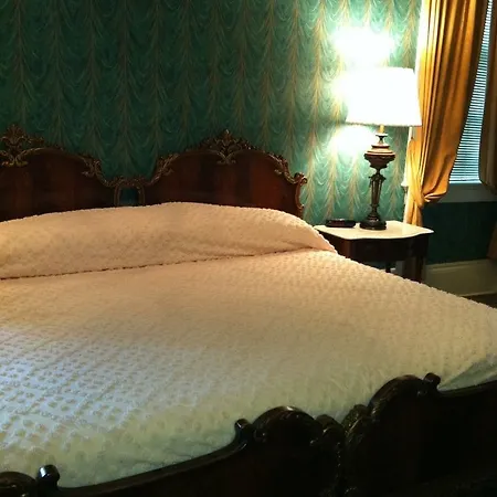Nine-o-five Royal 3* New Orleans
