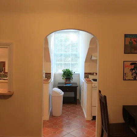 1 Bedroom On Ursulines Av, Apartment