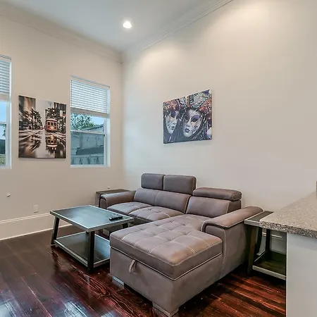 Spacious 2br In Prime Garden District Location W Pool *