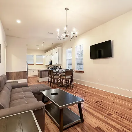 Hosteeva 3 Bedroom Close To St Charles 5 M Ride To Fq Apartment
