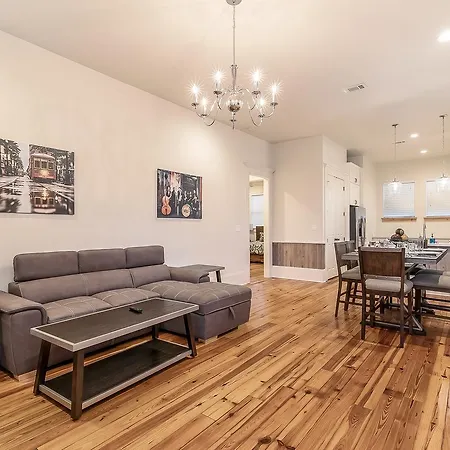 Hosteeva 3 Bedroom Close To St Charles 5 M Ride To Fq