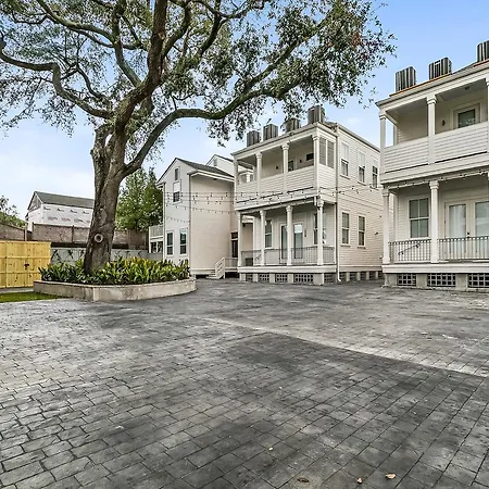 Spacious 2br In Prime Garden District Location W Pool