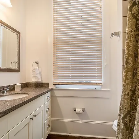 Apartment Charming 2br On Carondelet By Hosteeva *