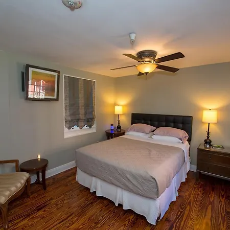 Maison De Macarty Bed & Breakfast 3*