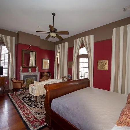 Maison De Macarty Bed & Breakfast