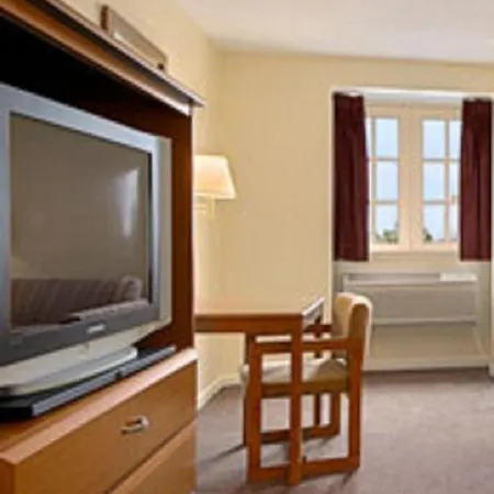 Super 8 By Wyndham Hotel 2*