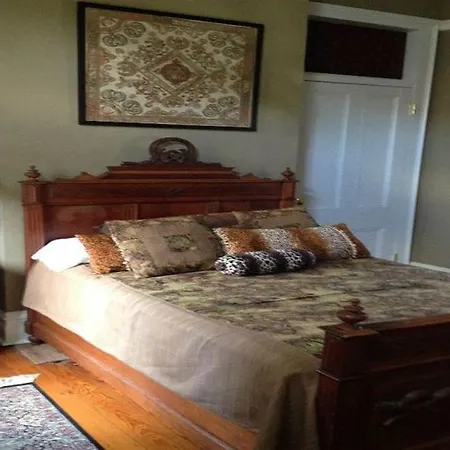 Five Continents Bed & Breakfast 3*
