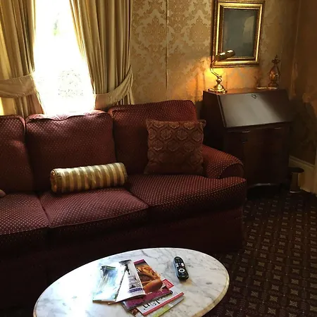 Nine-o-five Royal Hotel