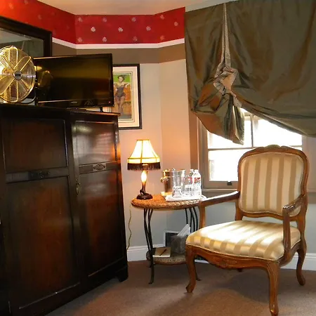 Maison De Macarty Bed & Breakfast