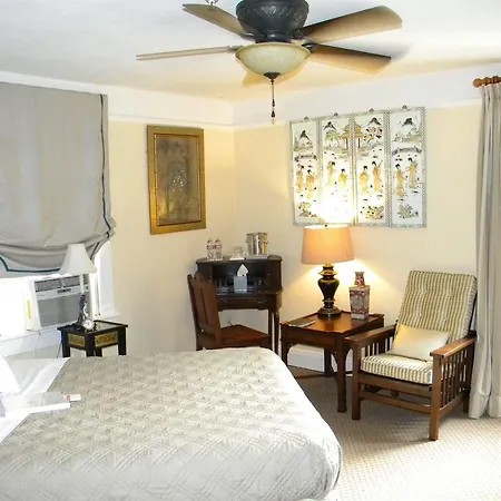 Maison De Macarty Bed & Breakfast 3*