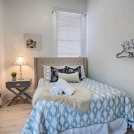 7 Bedroom - Sleeps 14! Next To Bourbon Street *