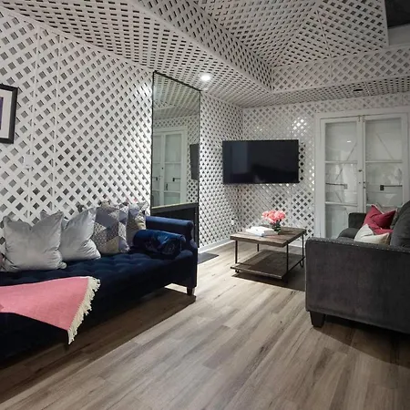 4 Bedroom - Sleeps 8! Celebrity Next To Frenchman St Inn