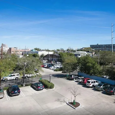 Inviting 3br Steps From St Charles Ave Apartment