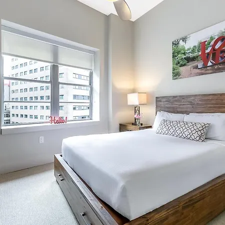 2 Bedroom Elegant In Downtown Apartment