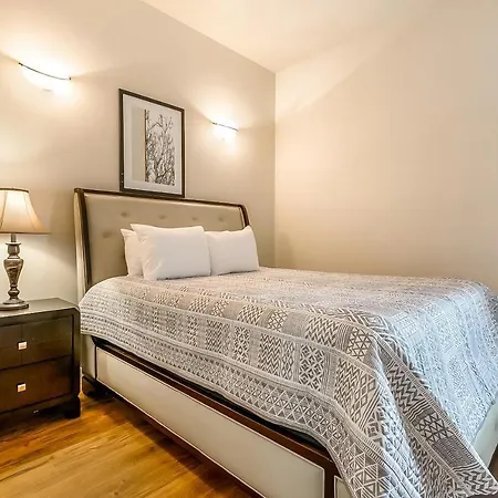 Apartment St Charles Ave Urban Retreat With Luxury Amenities