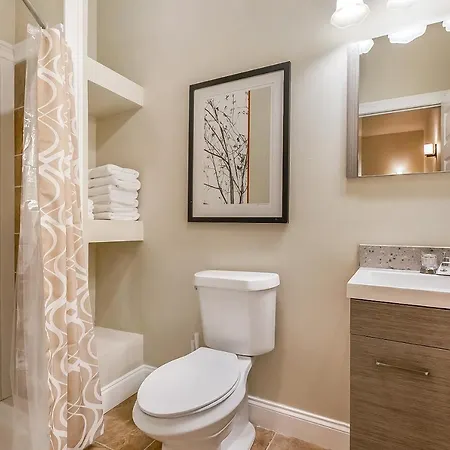 Apartment St Charles Ave Urban Retreat With Luxury Amenities