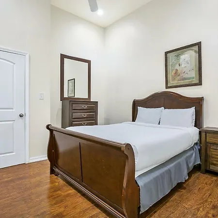 Stylish 4br In Downtown By Hosteeva 4*