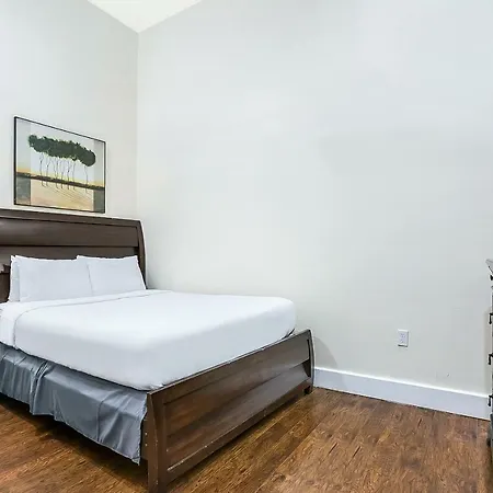 Aparthotel Stylish 4br In Downtown By Hosteeva 4*