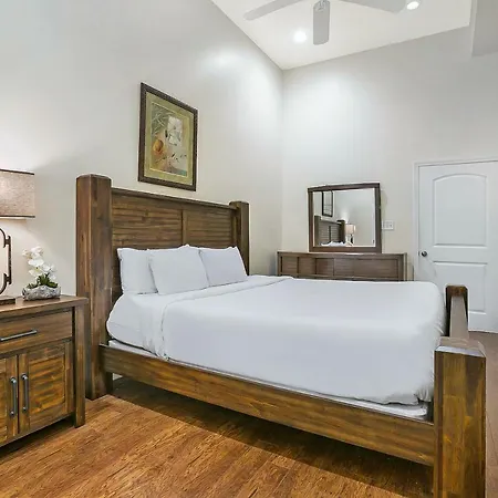 Stylish 4br In Downtown By Hosteeva 4*