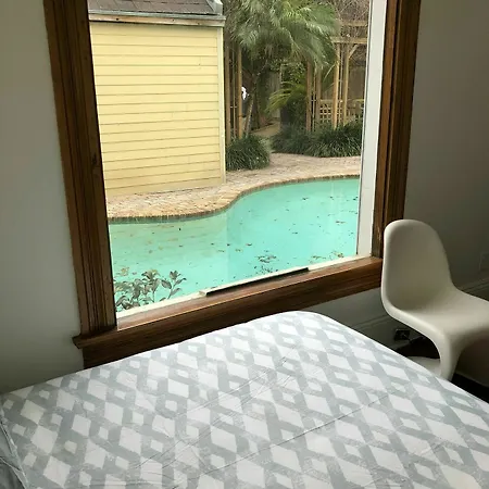 5 Bedroom - Sleeps 10! Location Next To French Quarter! Bed & Breakfast
