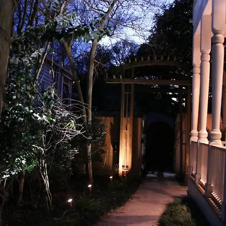 5 Bedroom - Sleeps 10! Location Next To French Quarter! Bed & Breakfast New Orleans
