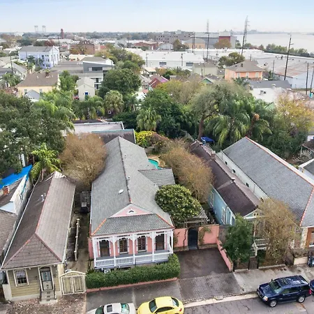 5 Bedroom - Sleeps 10! Location Next To French Quarter! Bed & Breakfast New Orleans