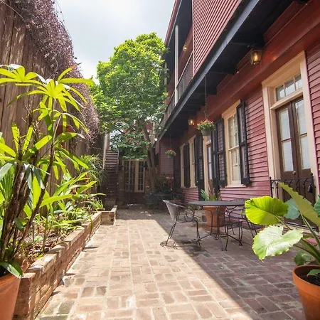 The Courtyards French Quarter Guest house *