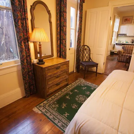 The Courtyards French Quarter Guest house *