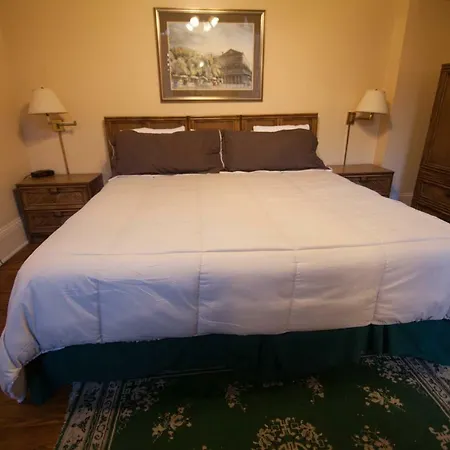 The Courtyards French Quarter Guest house *