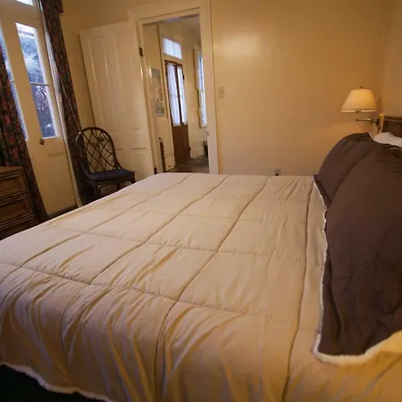 The Courtyards French Quarter Guest house *