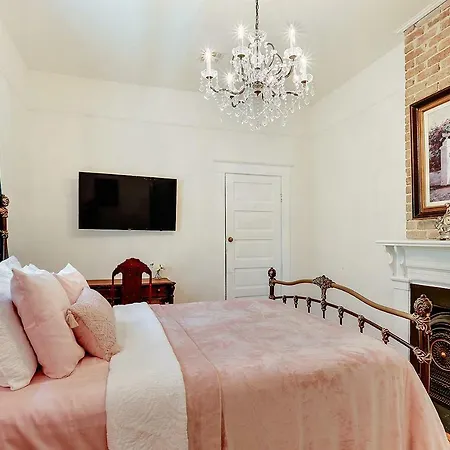 Elegant Renovated House With Relaxing Courtyard - Near Fq Holiday home *