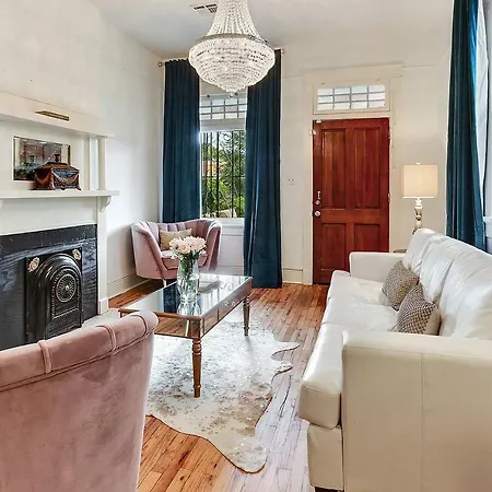 Elegant Renovated House With Relaxing Courtyard - Near Fq