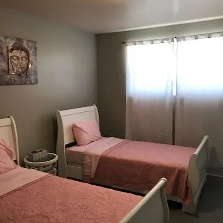 A Good Little House/ Une Maisonette Bien Guest house