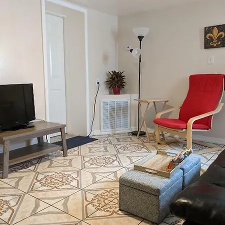 Treme Two Bedroom Guest house *