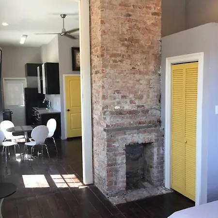 Modern 2 Blocks From Quarters *