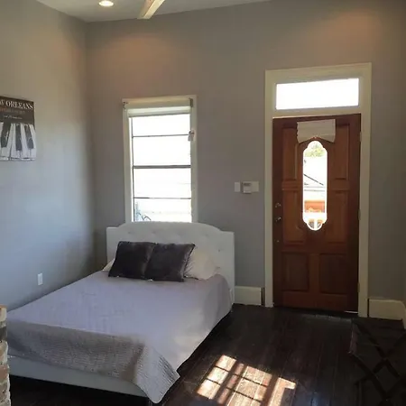 Apartment Modern 2 Blocks From Quarters