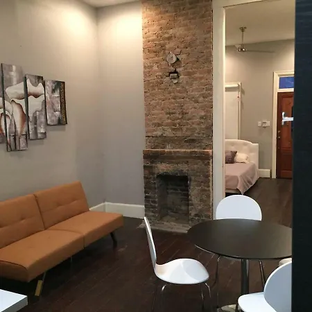 Apartment Modern 2 Blocks From Quarters *