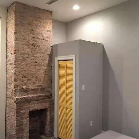 Modern 2 Blocks From Quarters Apartment