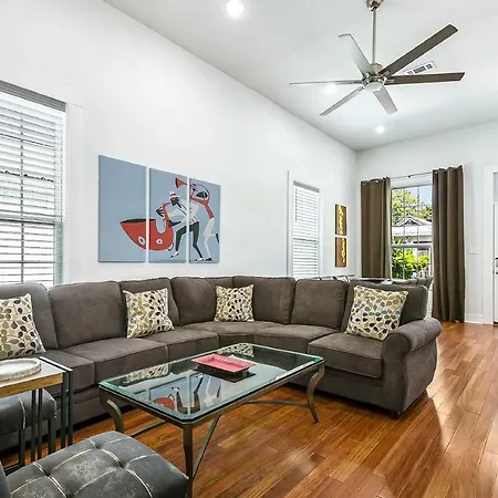 Cozy And Charming House With Luxury Amenities