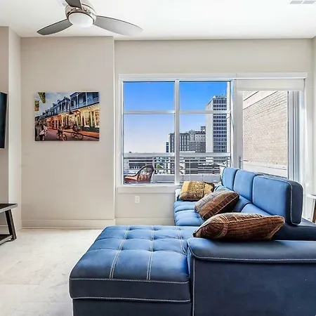 2 Bedroom Elegant In Downtown Apartment