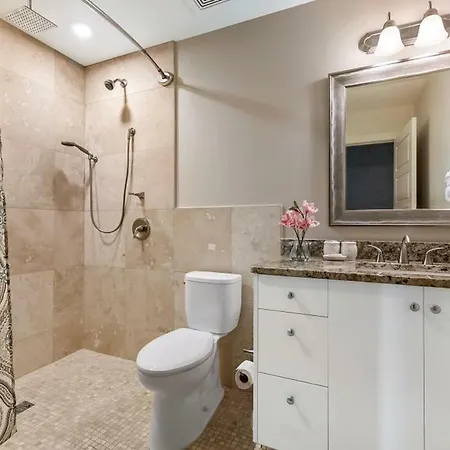 2 Bedroom Elegant In Downtown *