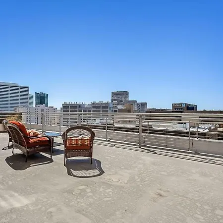 2 Bedroom Elegant In Downtown Apartment