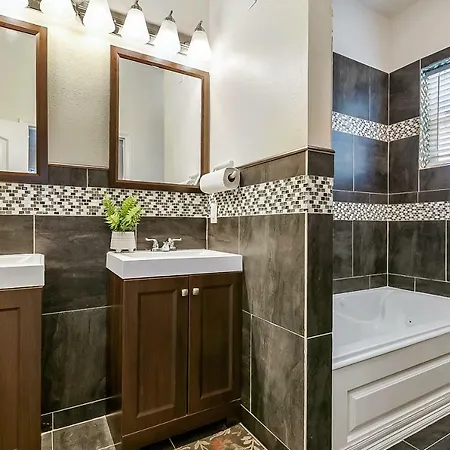 Spacious 3br Luxury Penthouse With Balcony