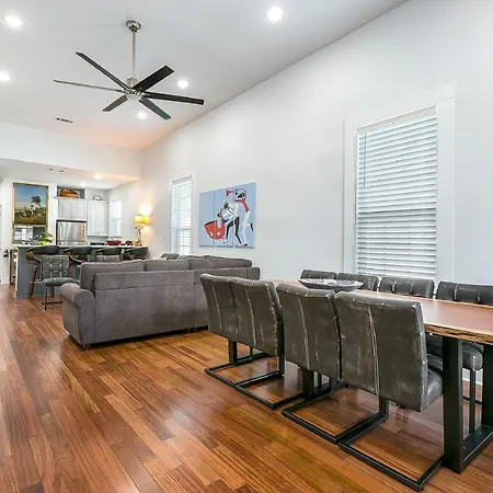 Cozy And Charming House With Luxury Amenities Holiday home