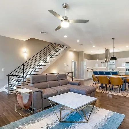 4 Bedroom Retreat Close To Hot Spots Holiday home
